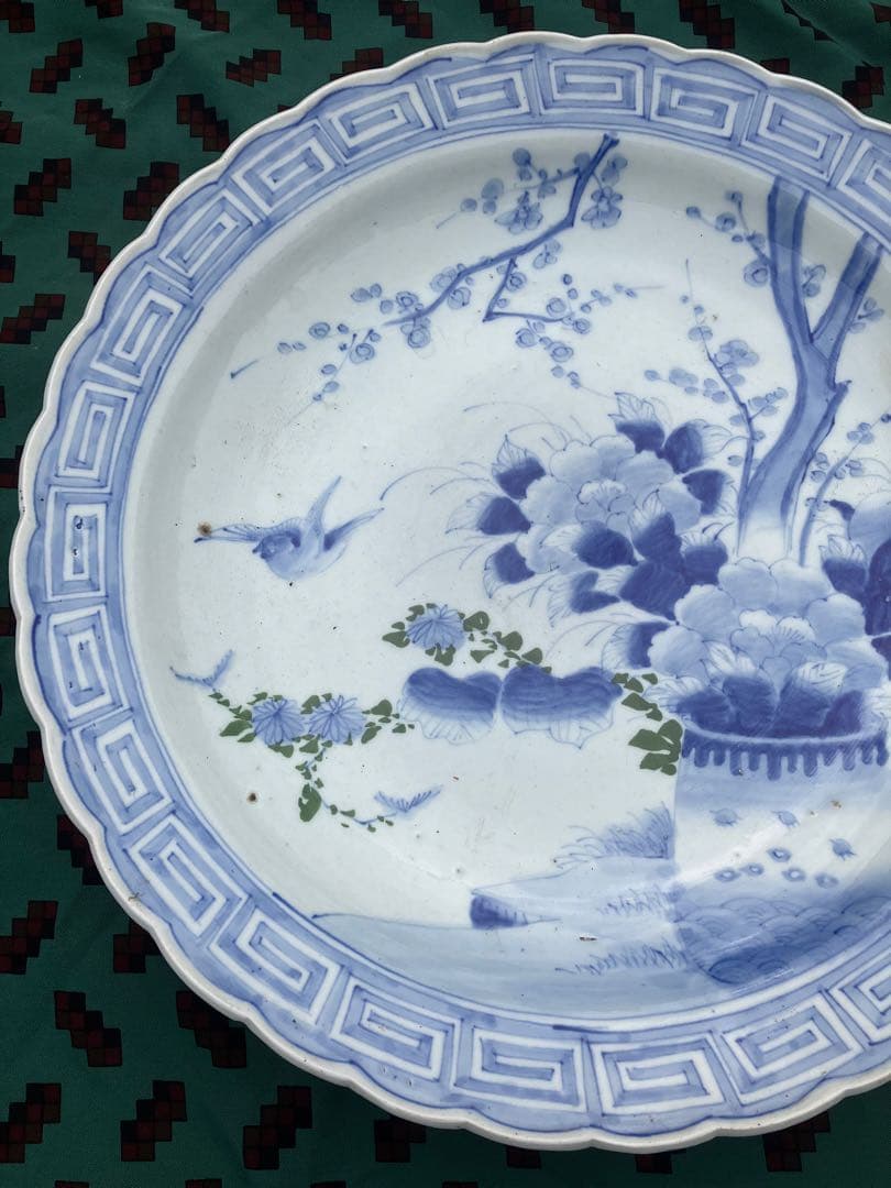 旧家蔵出し品　古伊万里　古い大皿　千鳥柄の鉢に植えられた牡丹梅　飾り皿