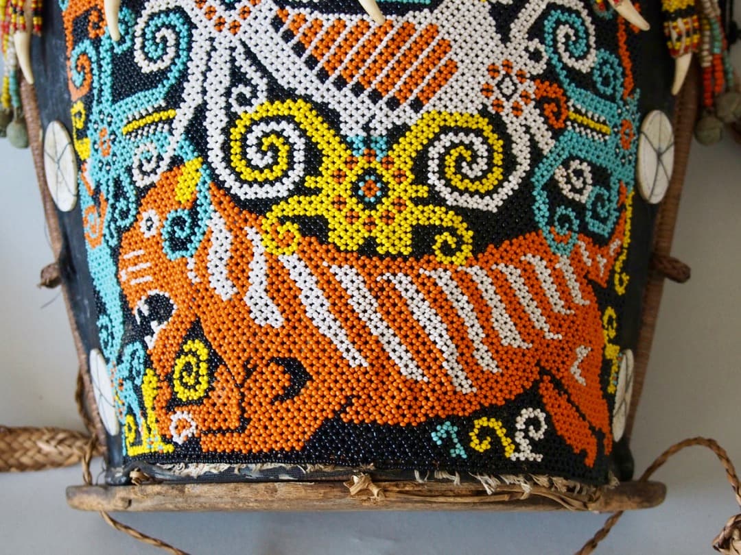 カリマンタン島ダヤック族ロタン編ビーズ飾り付き赤ちゃん背負籠貴重