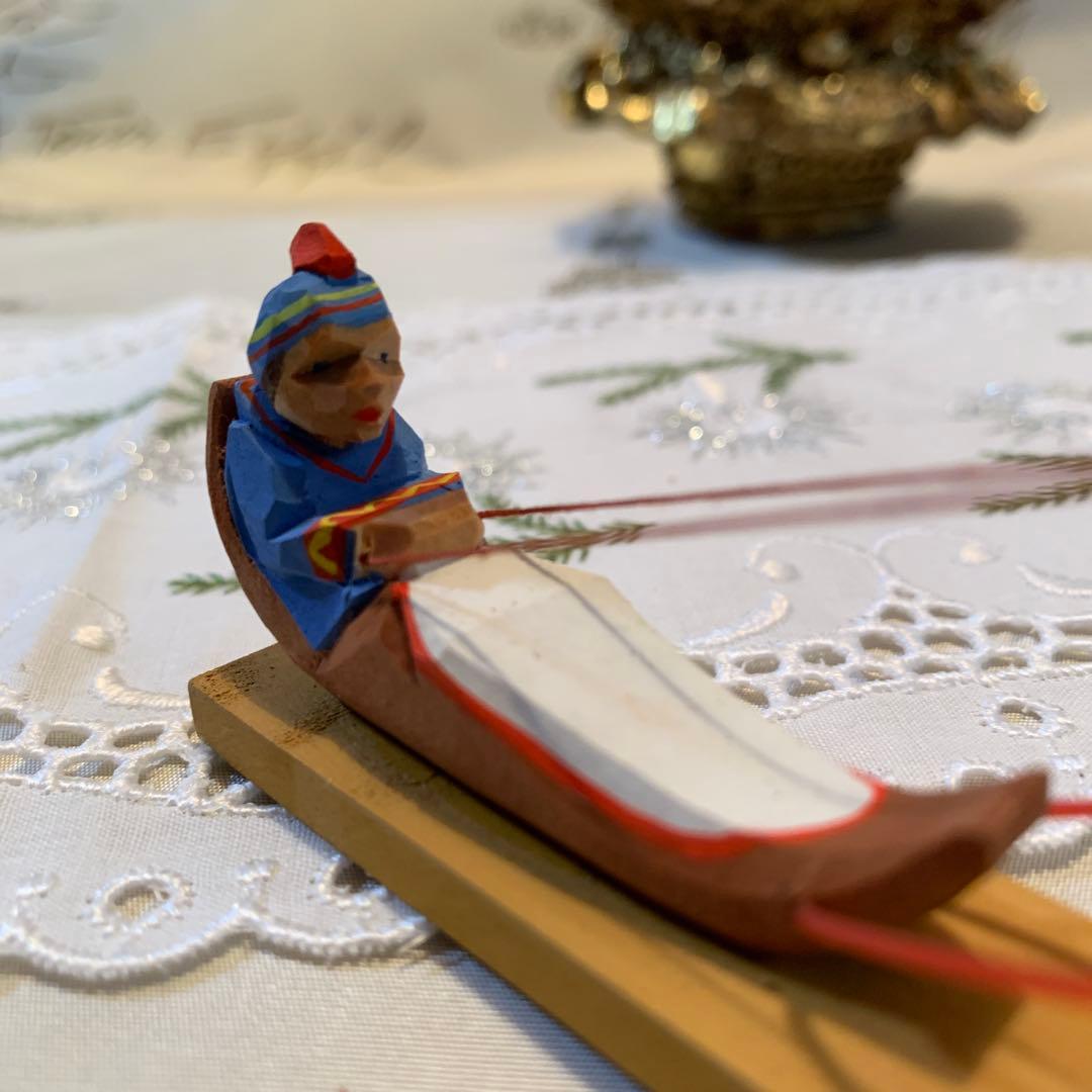 ドイツ製 木製人形 エルツ地方 ヘルビック工房のソリを引く男の子