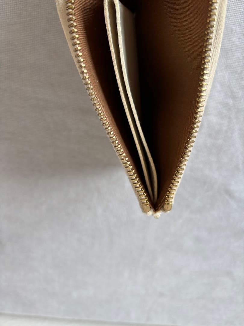 IL BISONTE 定番商品ケース オフホワイト　L字ファスナー レザー