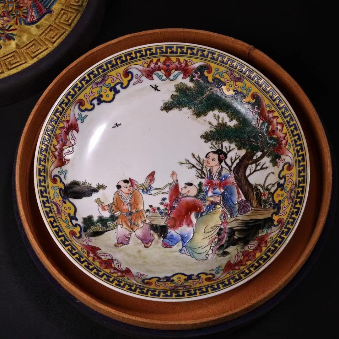 中国古美術・珍蔵粉彩陶磁器の皿・純手描き・刺繍箱付き・茶道具・食器・