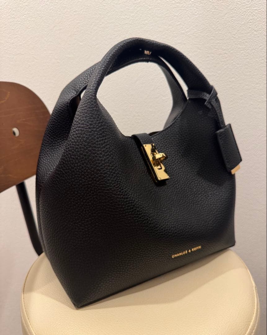 CHARLES & KEITH チャンス メタリックアクセントバケットバッグ