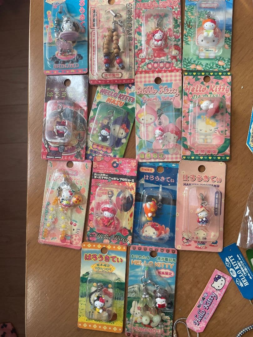 ハローキティ　ご当地ストラップ　まとめ売り　103個