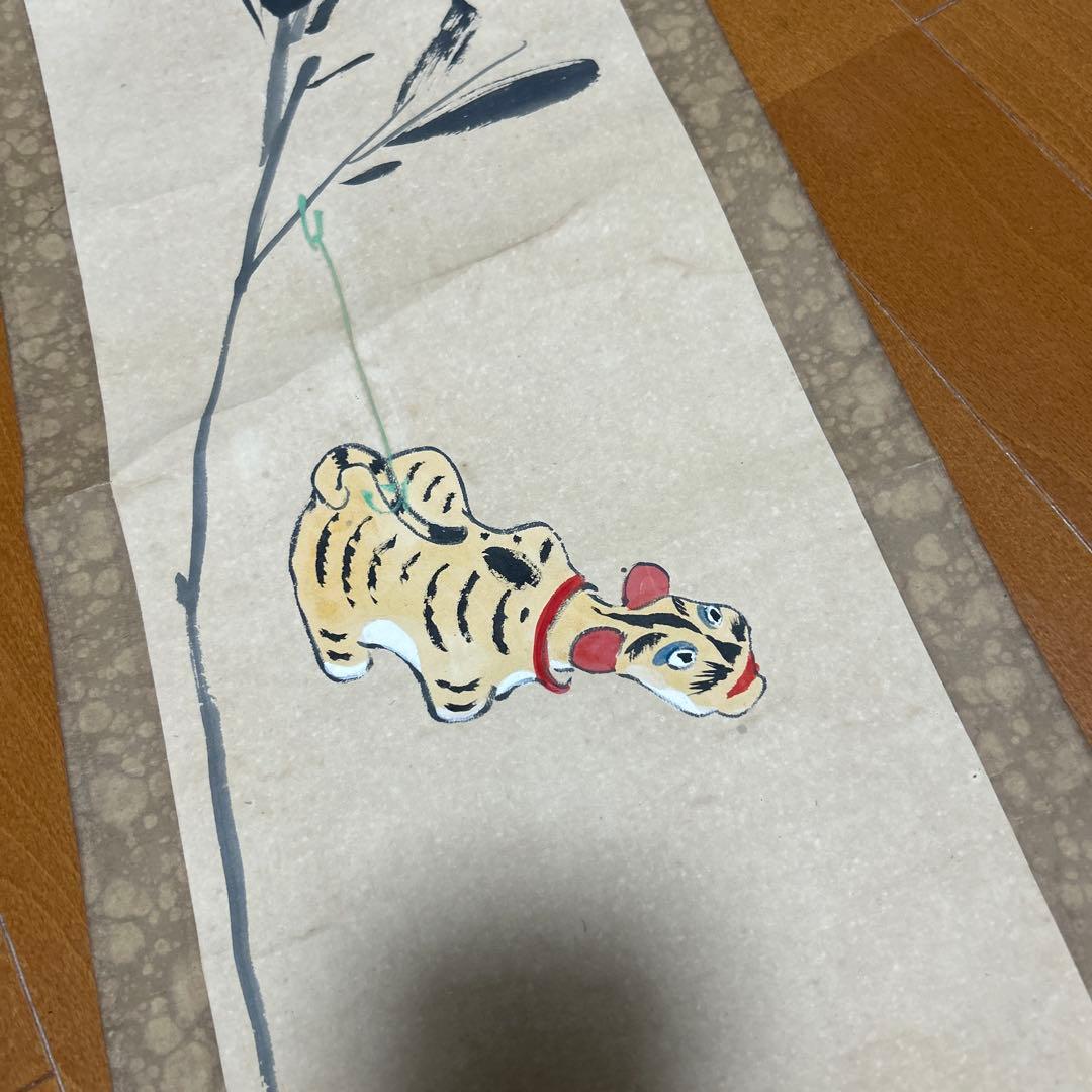 草花と虎の掛軸 戦前築の実家より