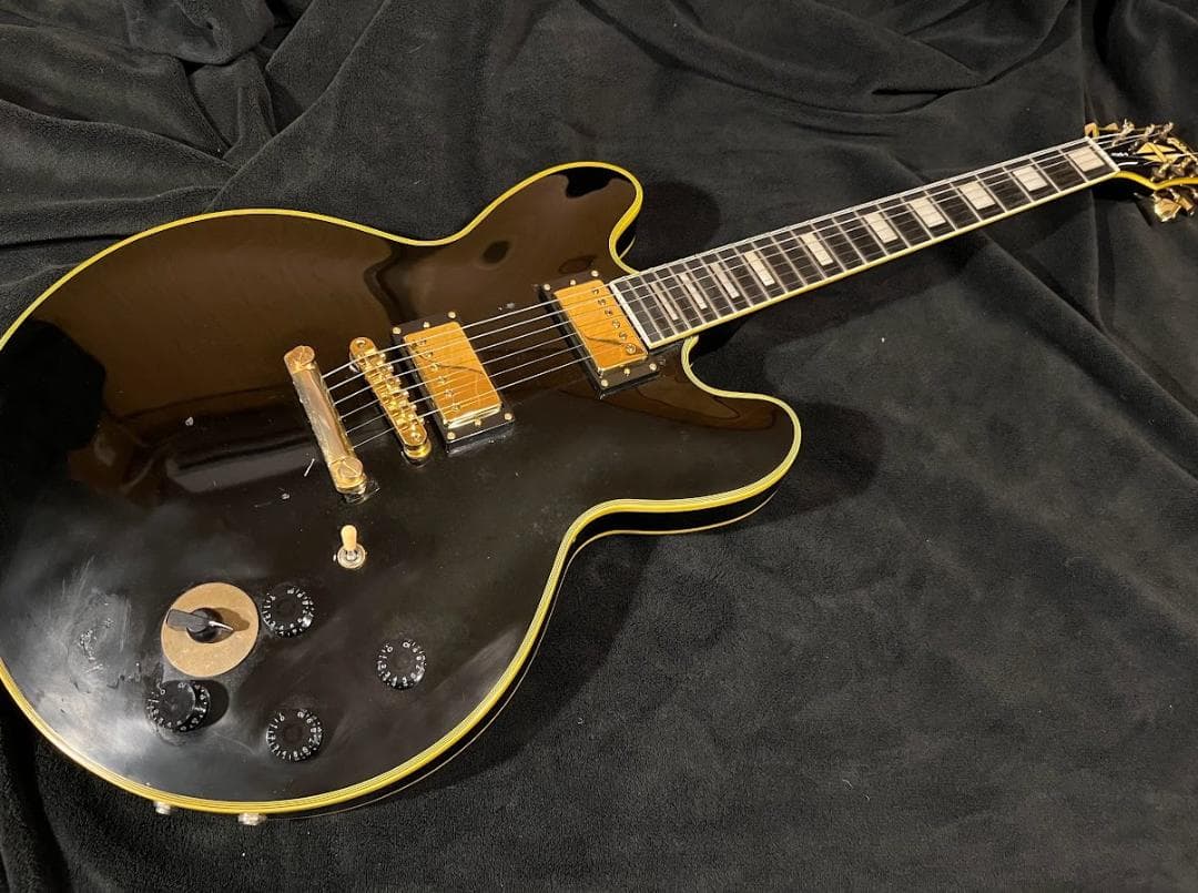 ノーブランド　ES335タイプセミホロウ（ｆホール無し）ギター傷多め・不具合無し ノーブランドES335タイプセミホロウ（fホール無し）ギター傷多め