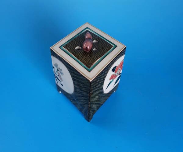 九谷焼　中村敬介　色絵　窓絵椿文　菱形香炉　香炉　茶道具　香道具　共箱 2443