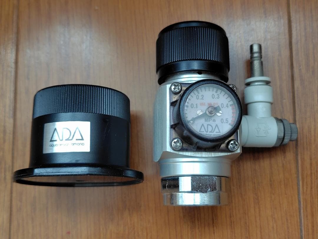ADA CO2レギュレーター 圧力計付き & ADA CO2ボンベ台 - メルカリ