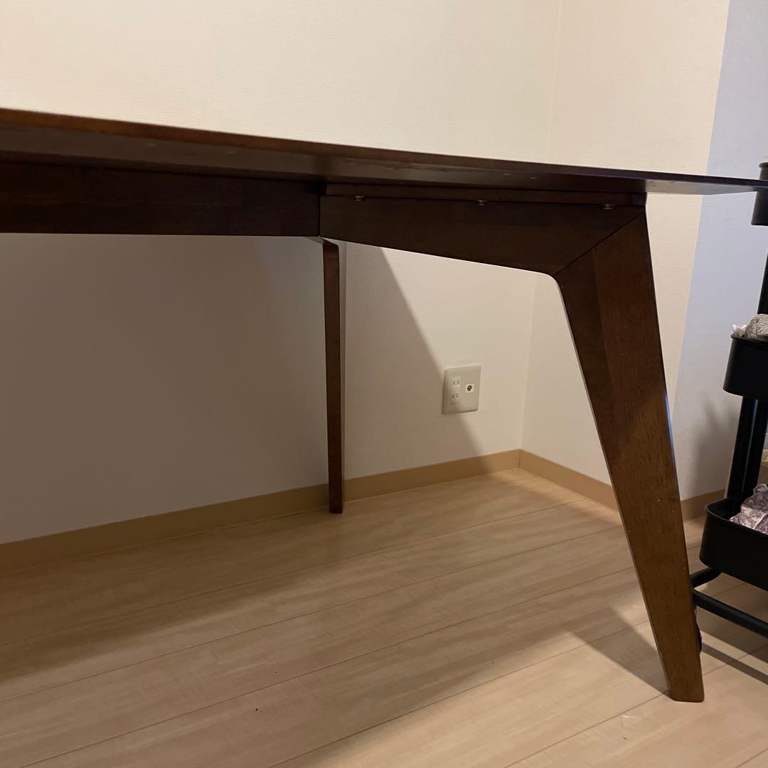 ブラウン木製ダイニングテーブル 大きめ