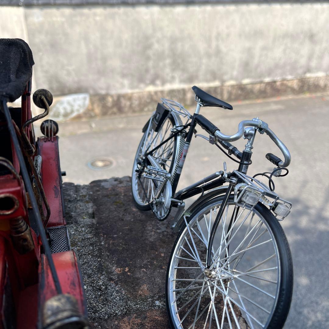 鷹の置物車の置物自転車の置物