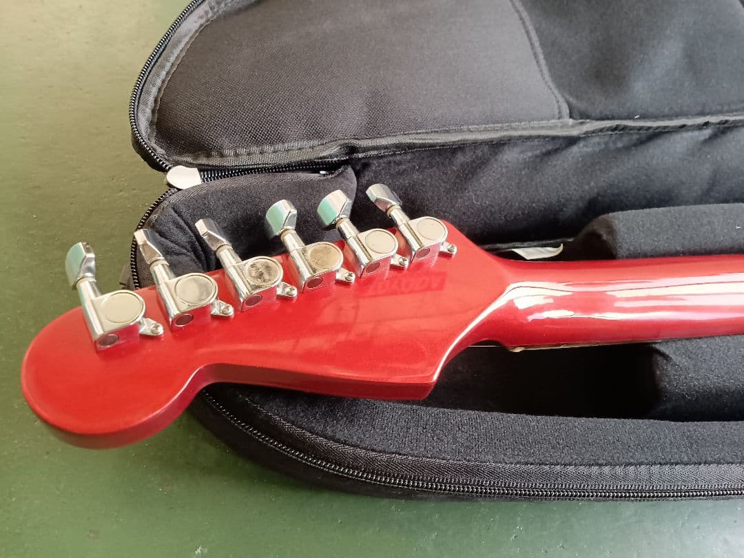 ストラトタイプ　 マッチングヘッド メタリックレッド　汎用ソフトケース付き