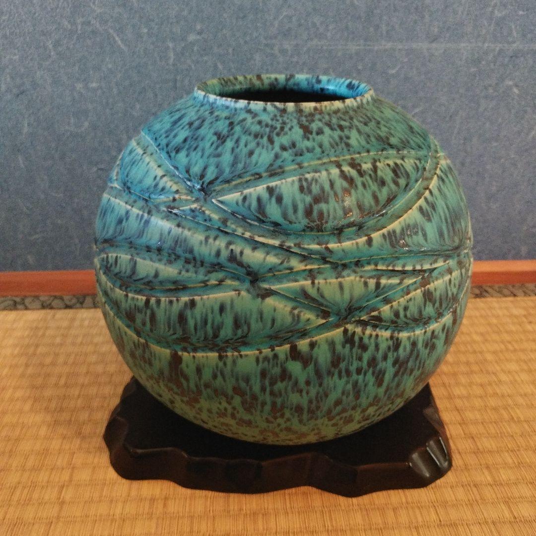 青緑色の葉模様の陶器花瓶