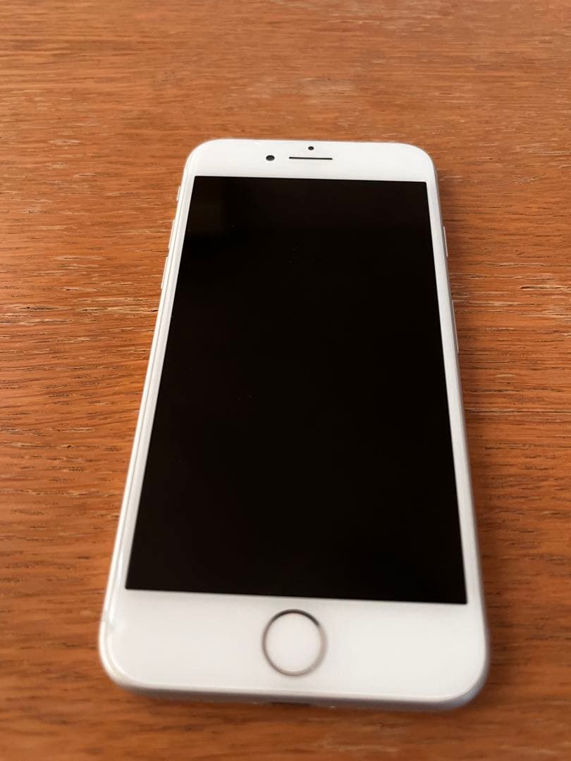 iPhone8 初期化済・SIMフリー 画面割れあり操作正常、更新可能です。