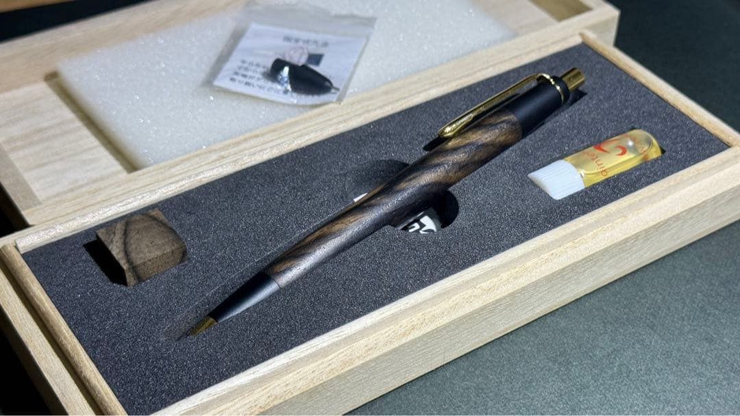 黒柿 孔雀小豆杢 蜜蠟ワックス仕上げ 木軸ボールペン(シャープペンシル