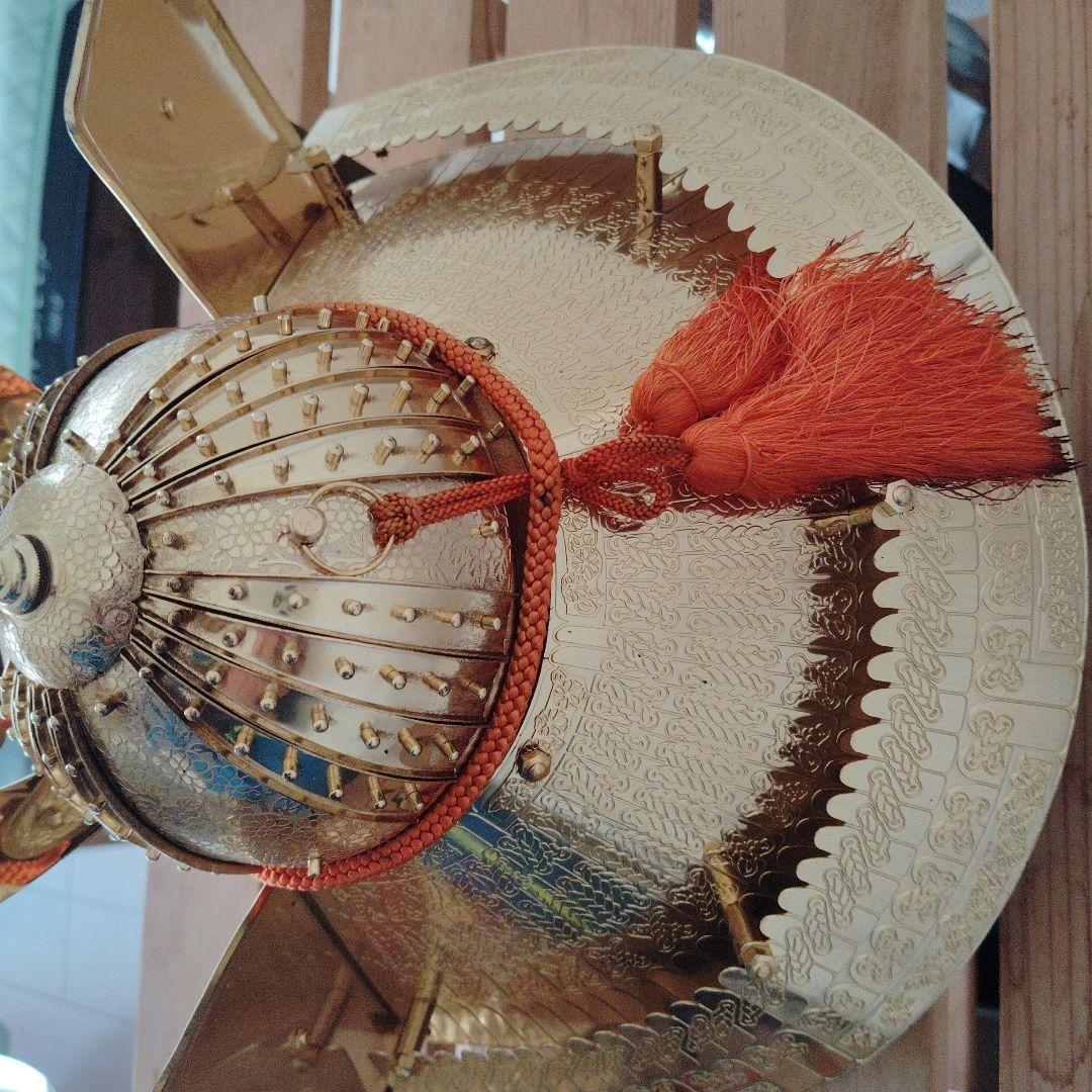 伝統的な金色の武具 兜