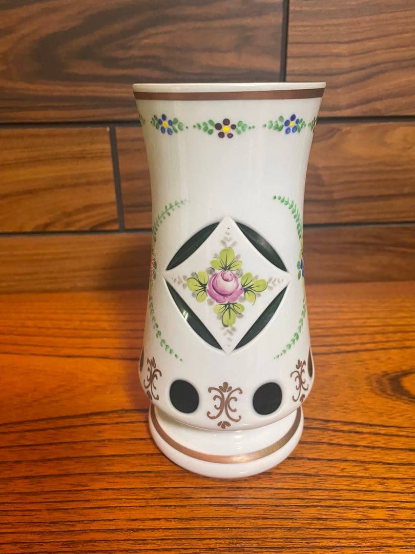 ボヘミアガラス Bohemia glass 白被せ緑ガラス ハンドペイント