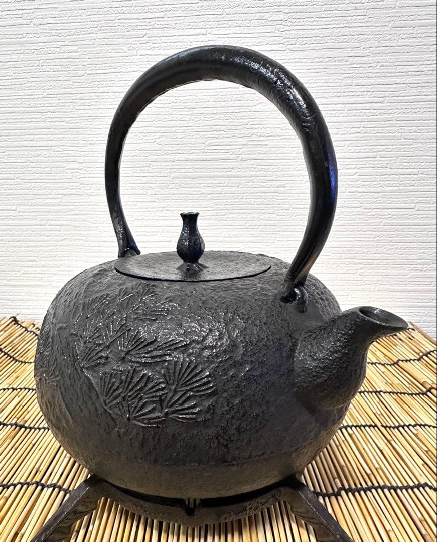 未使用品　供箱等付属品付　南部喜州 (及川 喜徳)造　鍛治打袋鉉１５型　南部鉄瓶