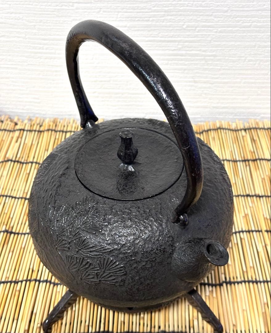 未使用品　供箱等付属品付　南部喜州 (及川 喜徳)造　鍛治打袋鉉１５型　南部鉄瓶