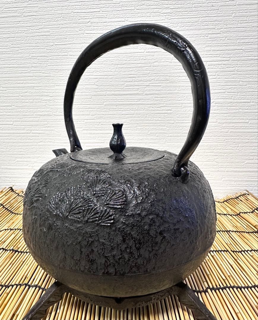 未使用品　供箱等付属品付　南部喜州 (及川 喜徳)造　鍛治打袋鉉１５型　南部鉄瓶