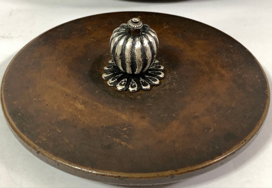 金龍堂造 高肉彫菊花文 鉄瓶 銀象嵌持手 蓋つまみ純銀