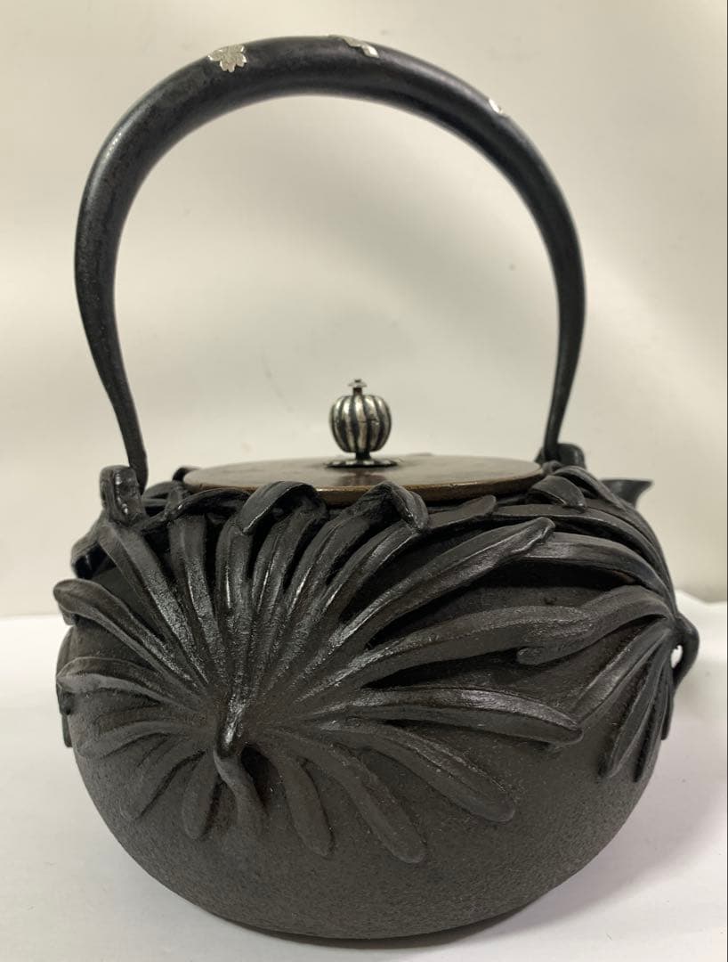 金龍堂造 高肉彫菊花文 鉄瓶 銀象嵌持手 蓋つまみ純銀