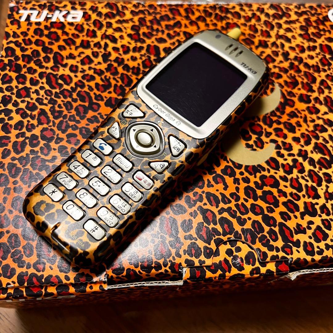 浜崎あゆみデザインモデル ケータイTU-Ka Giga9600 TT03Z 豹柄 - メルカリ