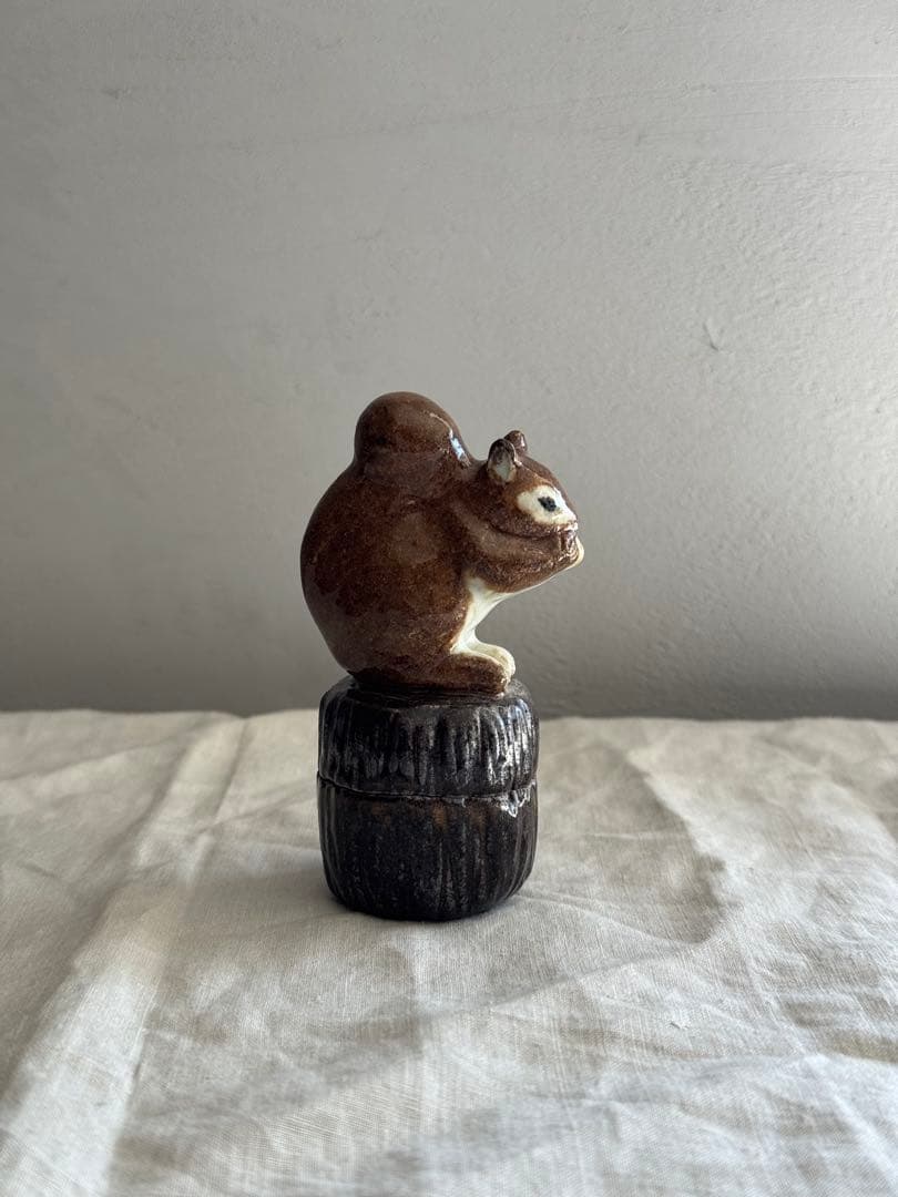 矢板緑さんの陶器製リスの置物 小物入れ - メルカリ