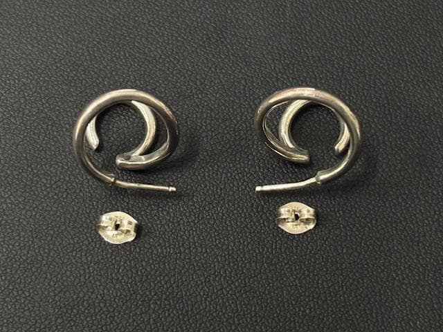 agete アガット シルバー刻印 ツイストデザイン ピアス - メルカリ