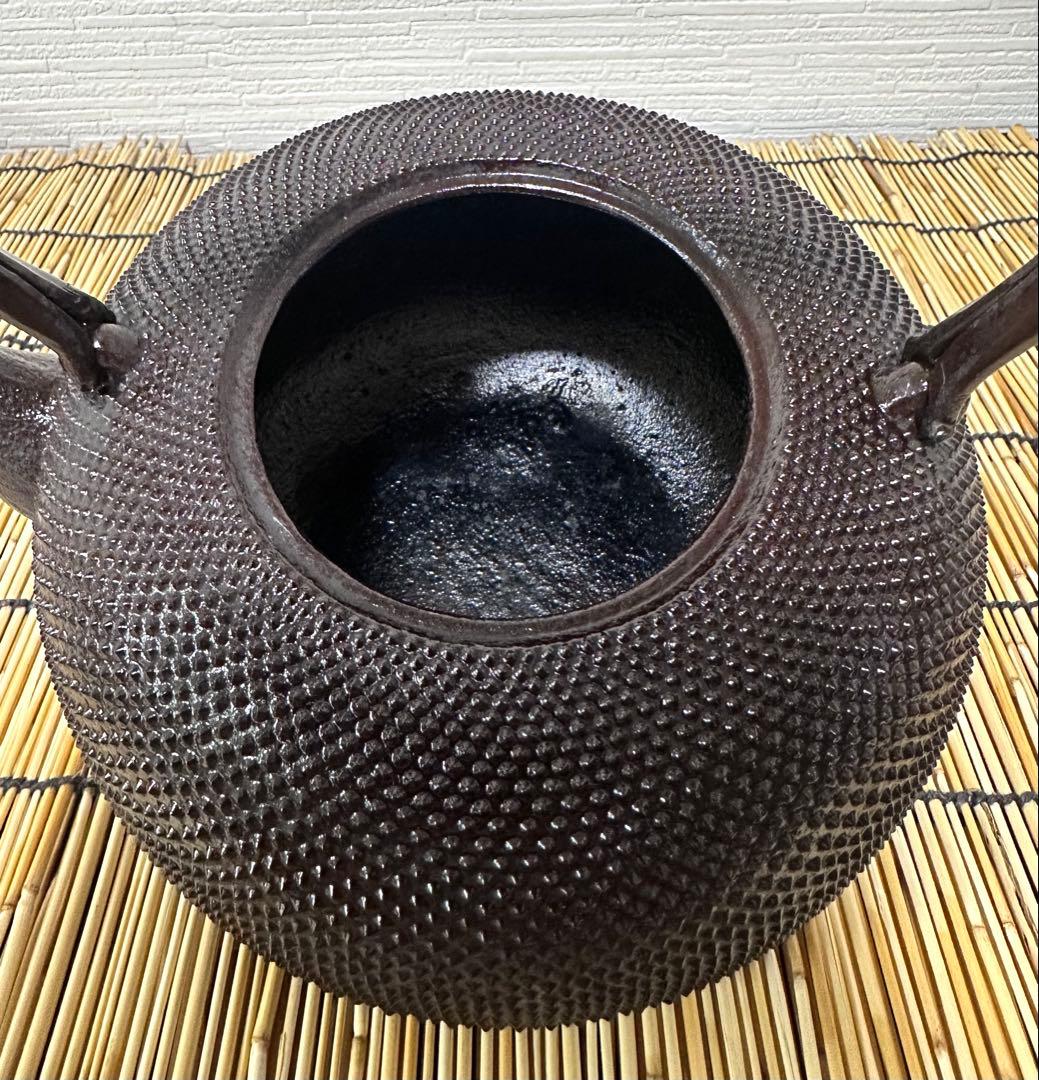 未使用品、供箱付 南部喜州 (及川 喜徳)造 鍛治打袋鉉 18型 南部鉄瓶