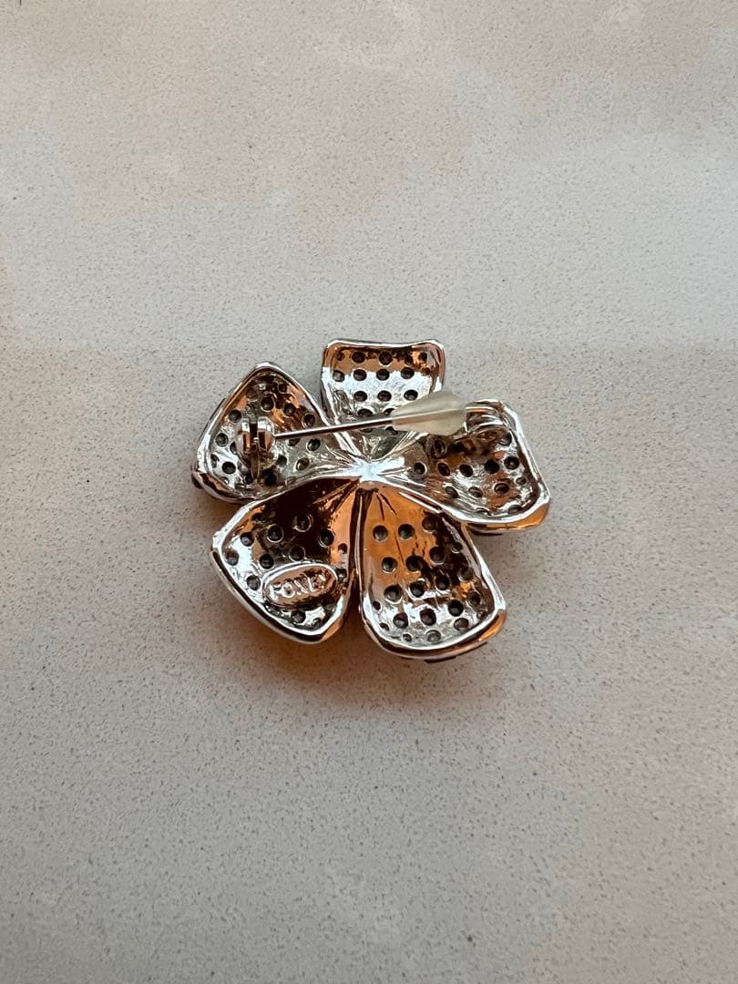 フォクシーFOXEYダークグレー花型ブローチ