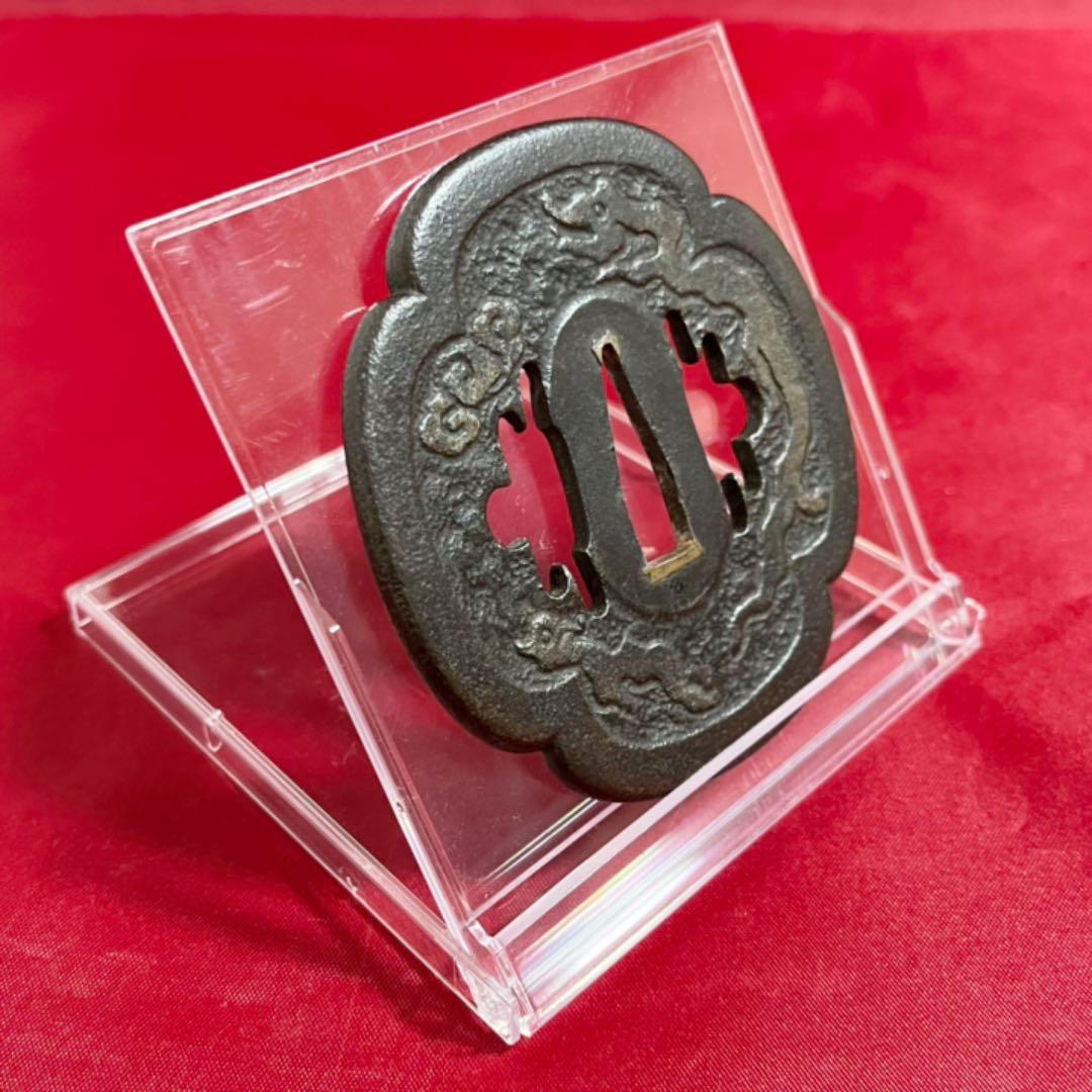 雨竜図　鉄地　木瓜形　鋤下彫