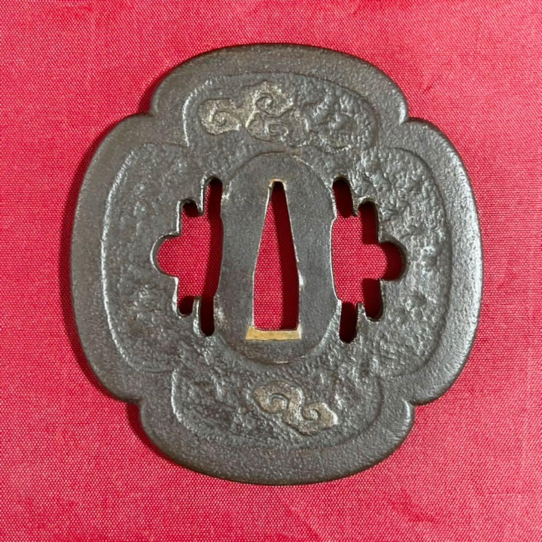 雨竜図　鉄地　木瓜形　鋤下彫