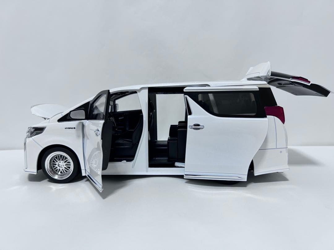 アルファード 30系 1/18 モデルカー