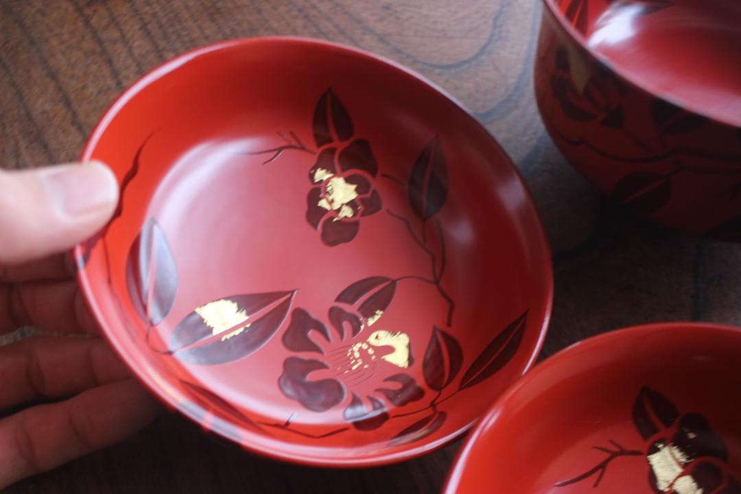 デッドストック！上質朱漆に風情ある椿蒔絵の映える煮物椀2点（検