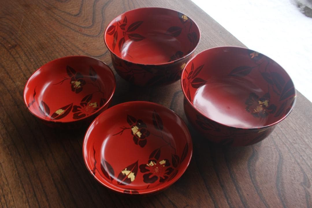 デッドストック！上質朱漆に風情ある椿蒔絵の映える煮物椀2点（検