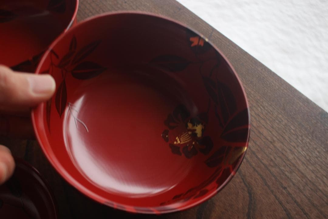 デッドストック！上質朱漆に風情ある椿蒔絵の映える煮物椀2点（検