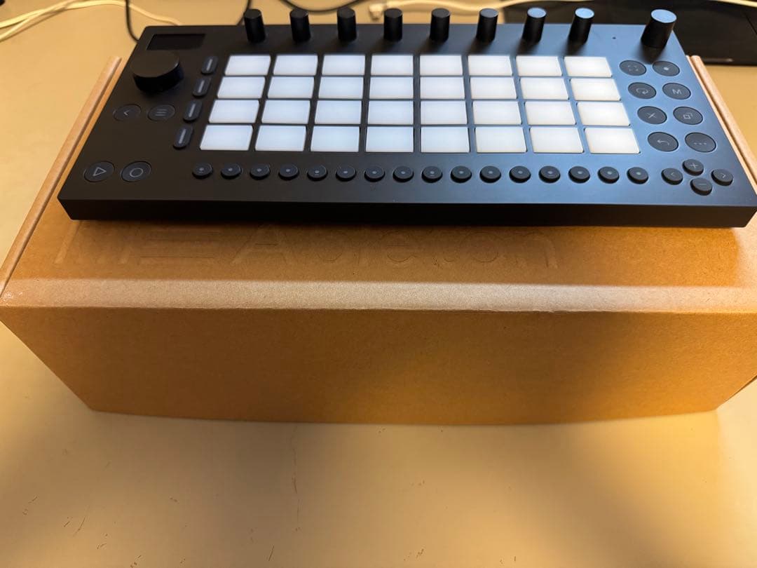 Ableton Move MIDIコントローラー ブラックの通販はau PAY マーケット