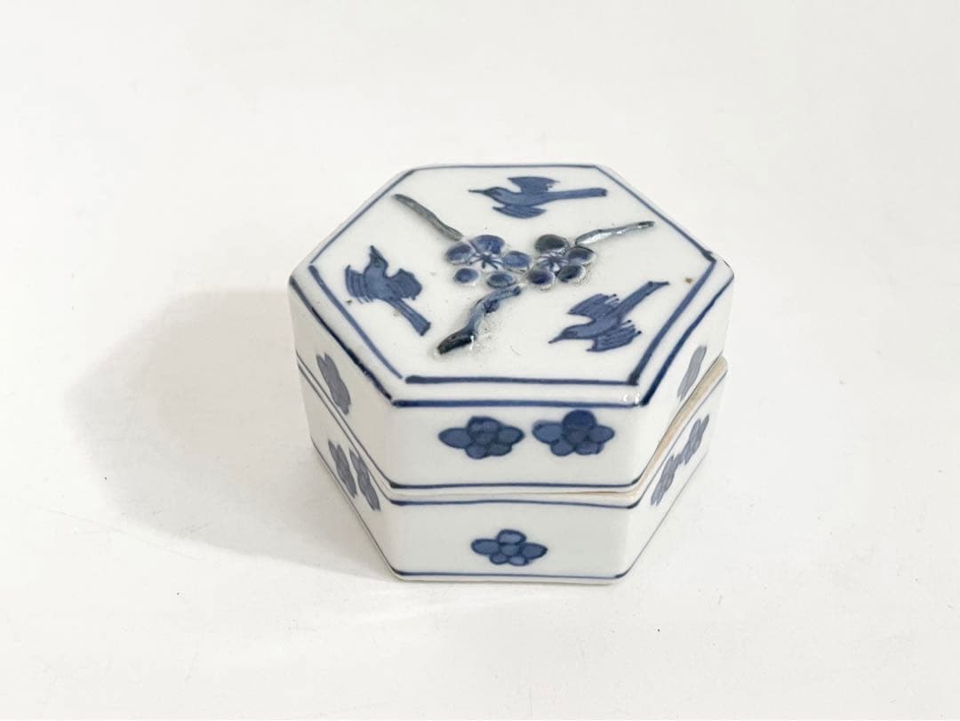 陶芸家　川瀬竹春　古染付写　六角　香合　梅に鶯　箱なし