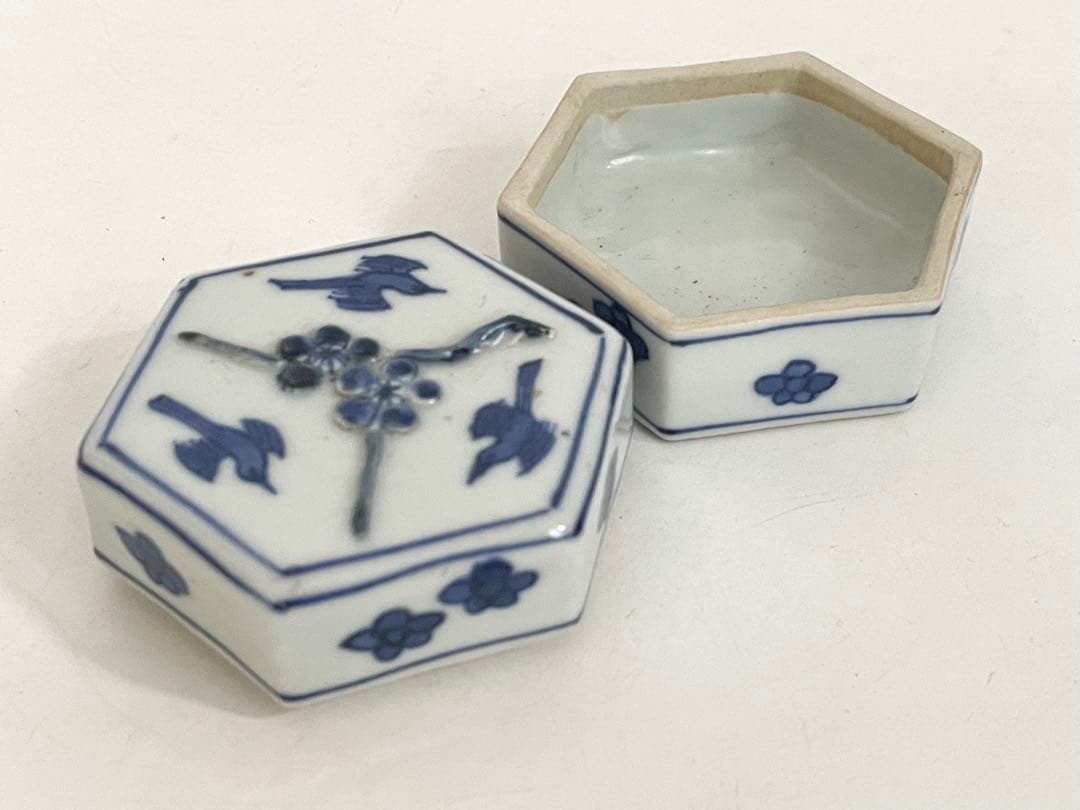 陶芸家　川瀬竹春　古染付写　六角　香合　梅に鶯　箱なし