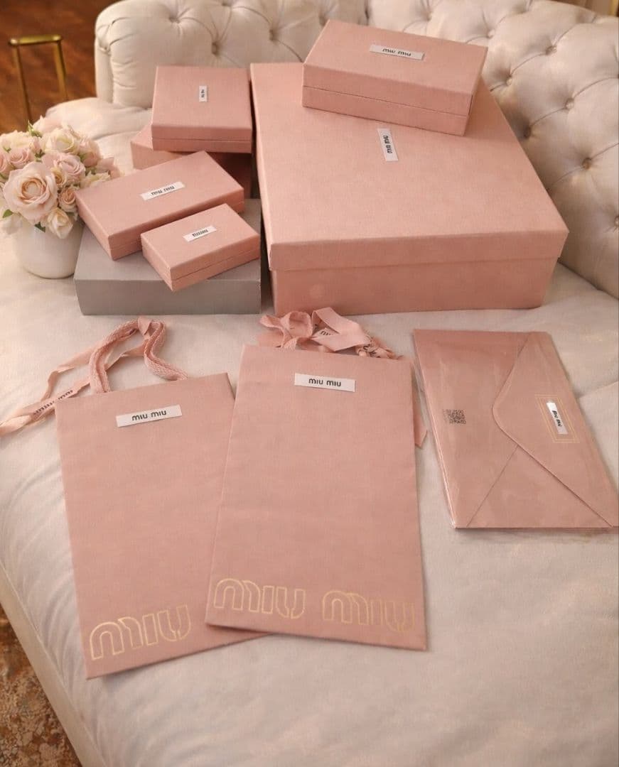 MIU MIU ギフトボックス まとめ売り 7点＋ショッパー2枚、リボン、レター MIU MIU ギフトボックス まとめ売り 7点＋ショッパー2枚、リボン