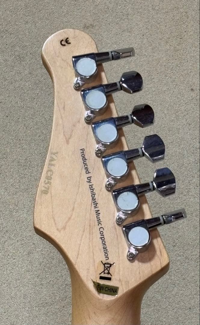 メイビス エレキギター ストラトキャスタータイプ ケース付き【中古品】