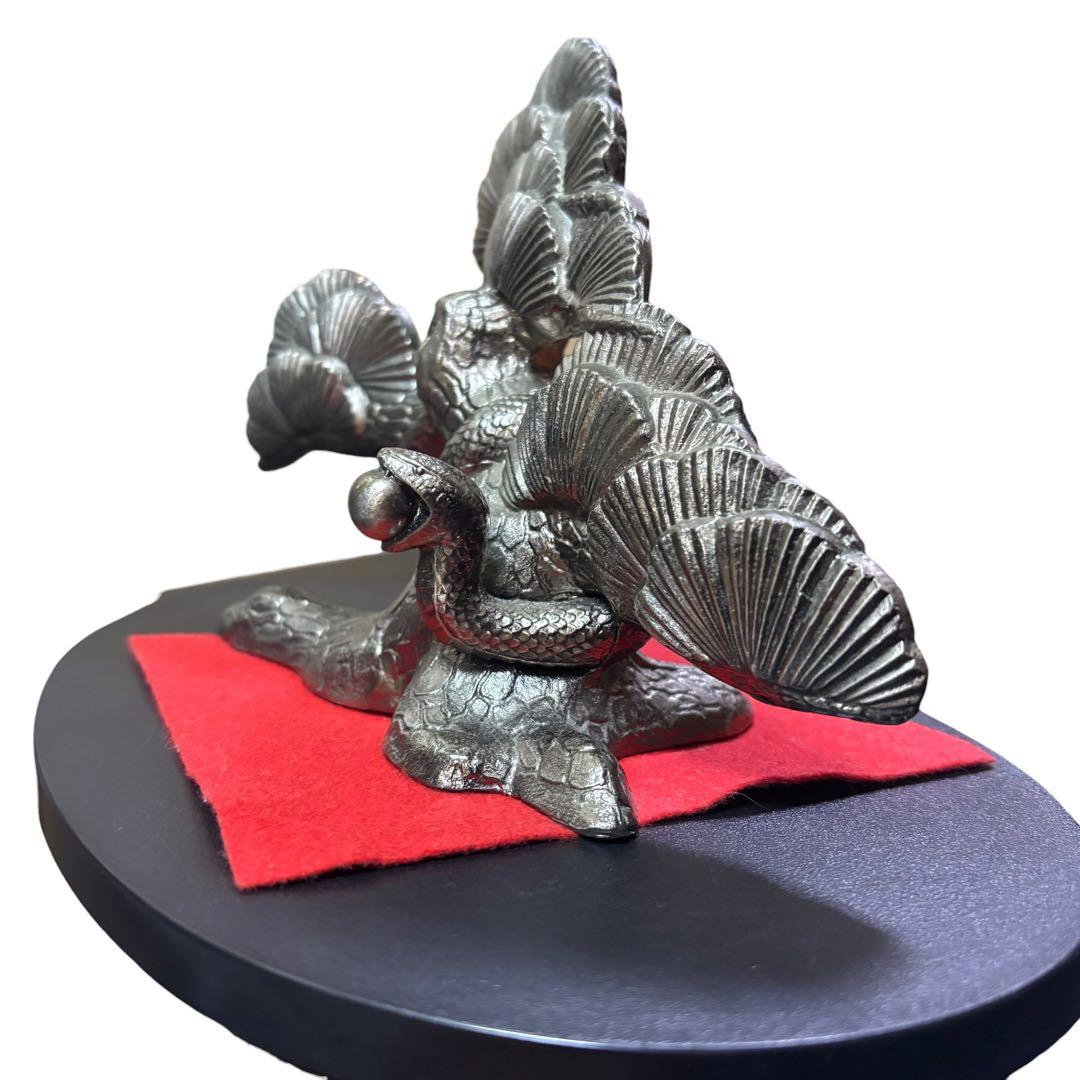 台座付き 銀白色 金属工芸 松 蛇 縁起物 干支 置物 オブジェ