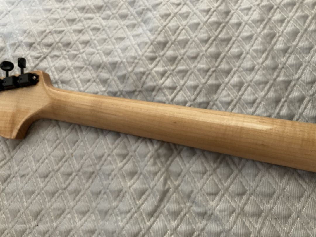 ラージヘッドオールブラック　ストラトタイプ