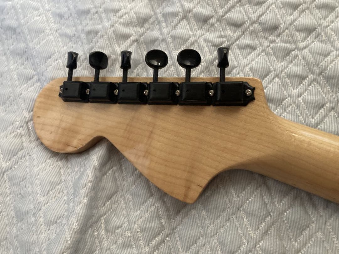 ラージヘッドオールブラック　ストラトタイプ