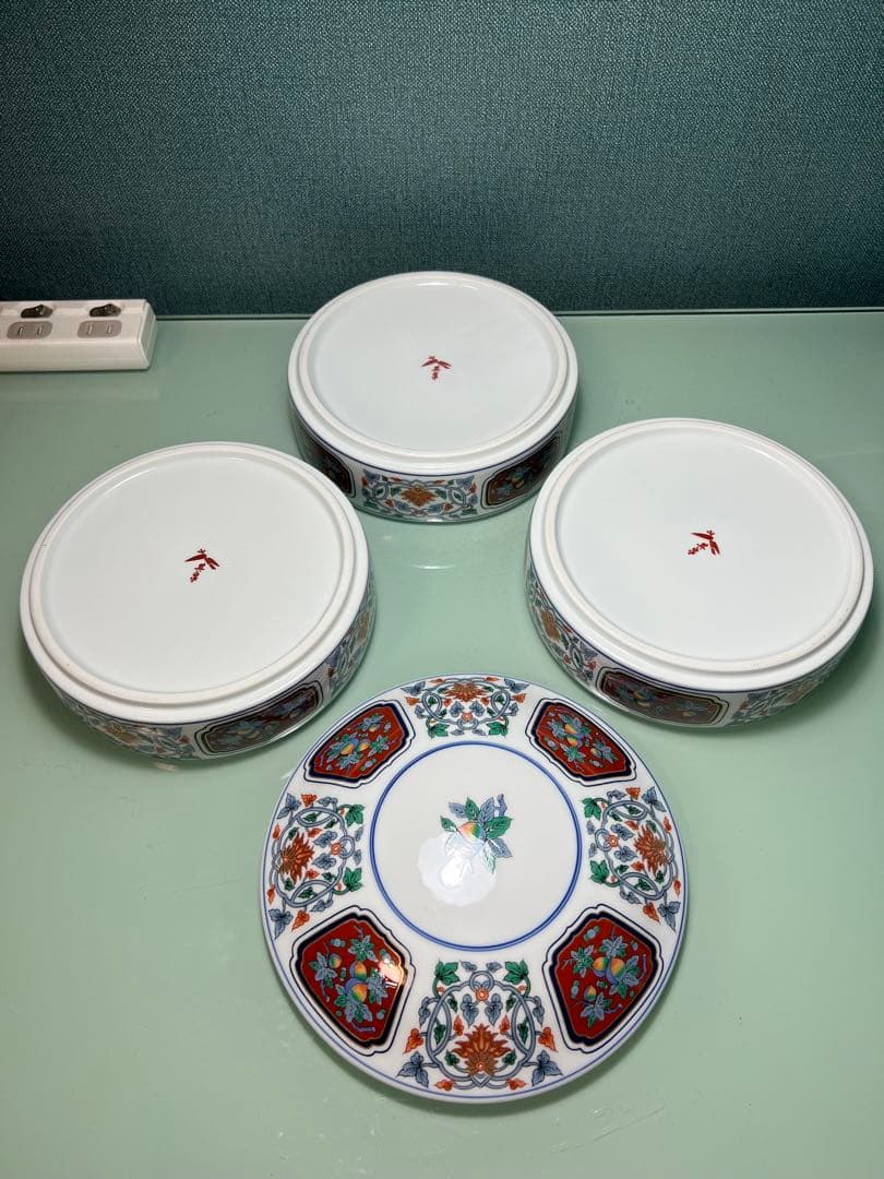 769 有田焼 其泉窯 染錦四方割木甲草花文 三段重 賞美堂本店 未使用