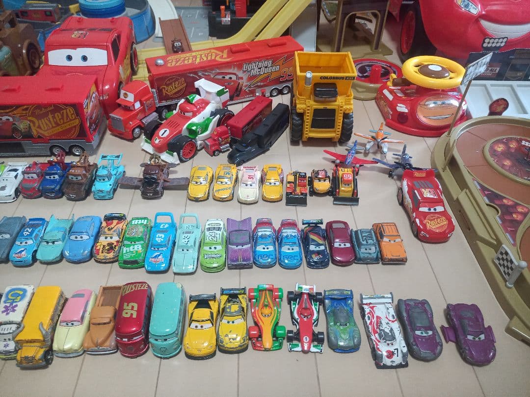 カーズ　ミニカーなどまとめ売り100点以上