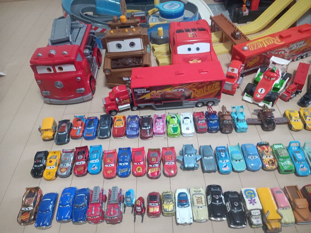 カーズ　ミニカーなどまとめ売り100点以上