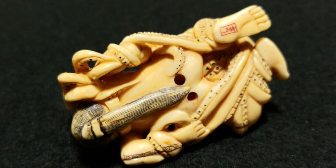 蛸と海女』マンモス牙の彫刻 浮世絵師 葛飾北斎の「蛸と海女」の構図