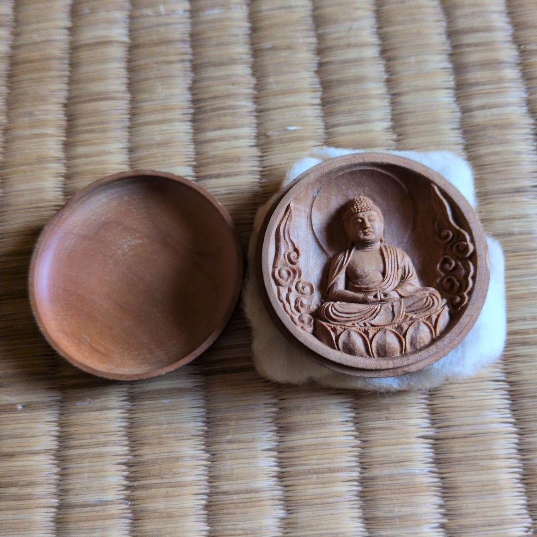 抹香鯨 歯 細密 彫刻 鯨 置物 根付 台付(K-A995) マッコウ鯨の歯