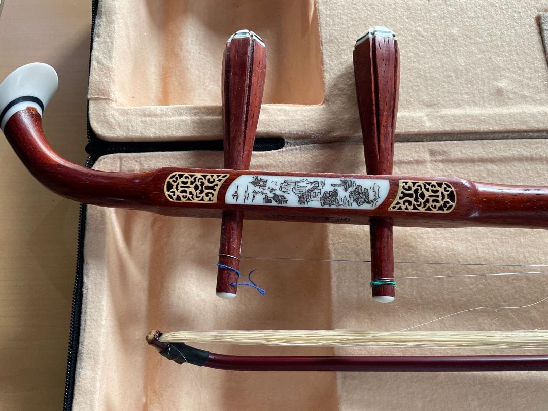 ☆状態〇☆ 二胡 木製 赤色 ケース 弦 チューナー 松ヤニ 付