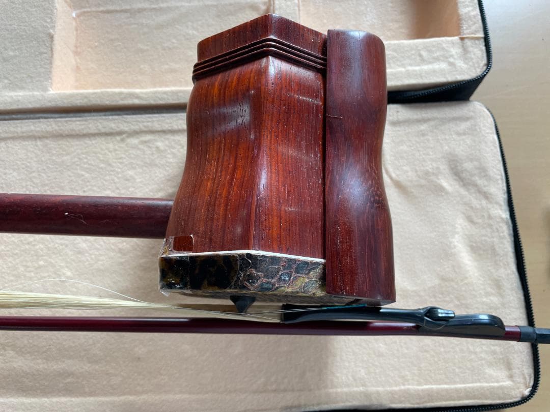 ☆状態〇☆ 二胡 木製 赤色 ケース 弦 チューナー 松ヤニ 付